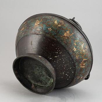 Vas, brons och cloisonné. Qingdynastin, 1800-tal.