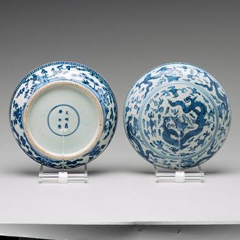 A blue and white box with cover, Ming dynasty, with Wanli mark and period (1572-1620).