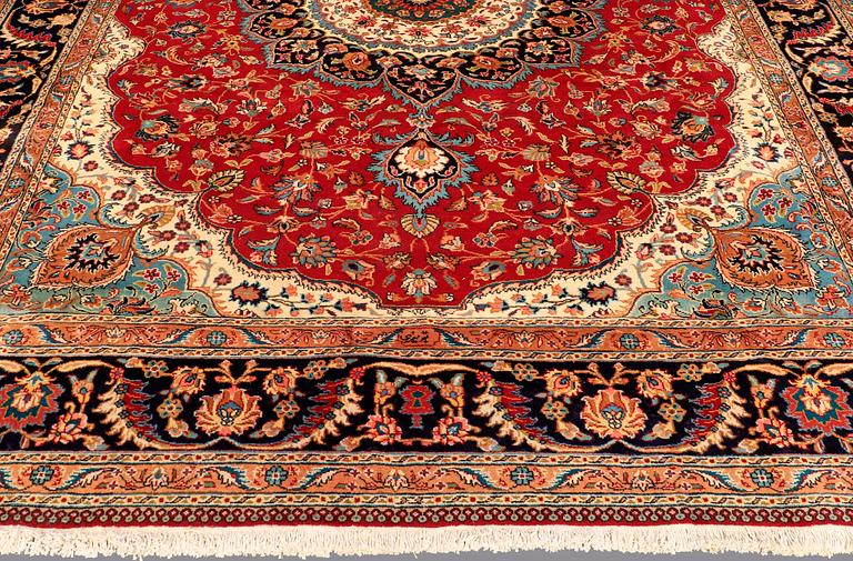 A CARPET, Tabriz, ca 374 x 295 cm.