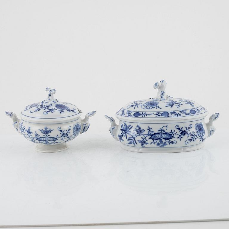 Three 'Zwiebelmuster' porcelain pieces, Meissen, first half of the 20th Century.