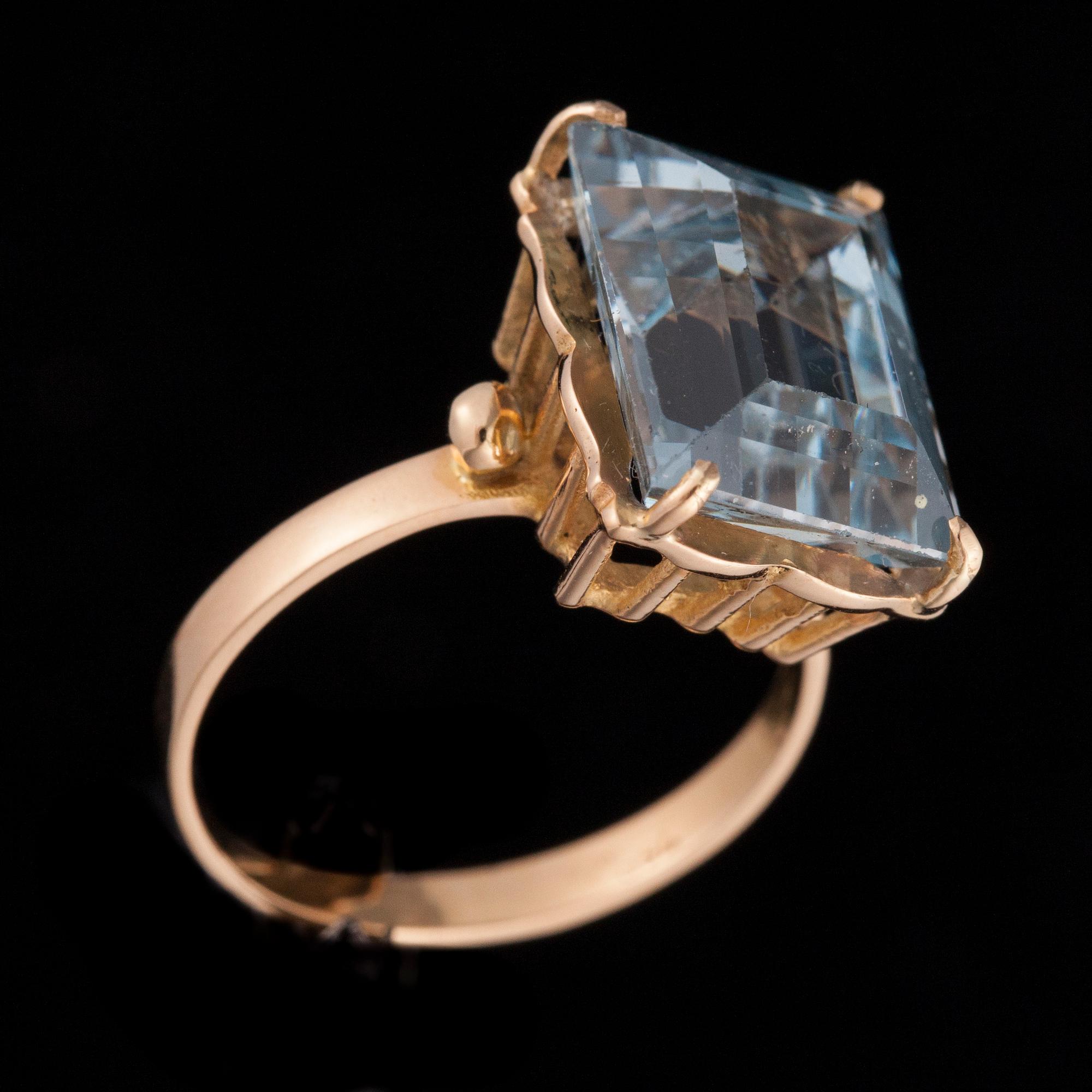 RING, guld 18K med syntetisk spinell. Vikt 6,1 g.