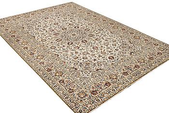 A Kashan carpet, c. 345 x 242 cm.