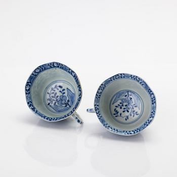 Koppar med fat, 2 stycken, porslin, Qingdynastin, omkring 1900.