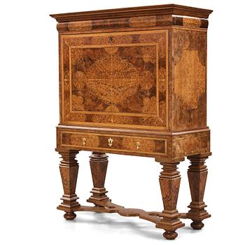 20. A English William and Mary (Baroque) secretaire.