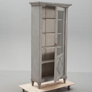 VITRINSKÅP, gustaviansk stil, 1800-talets slut.