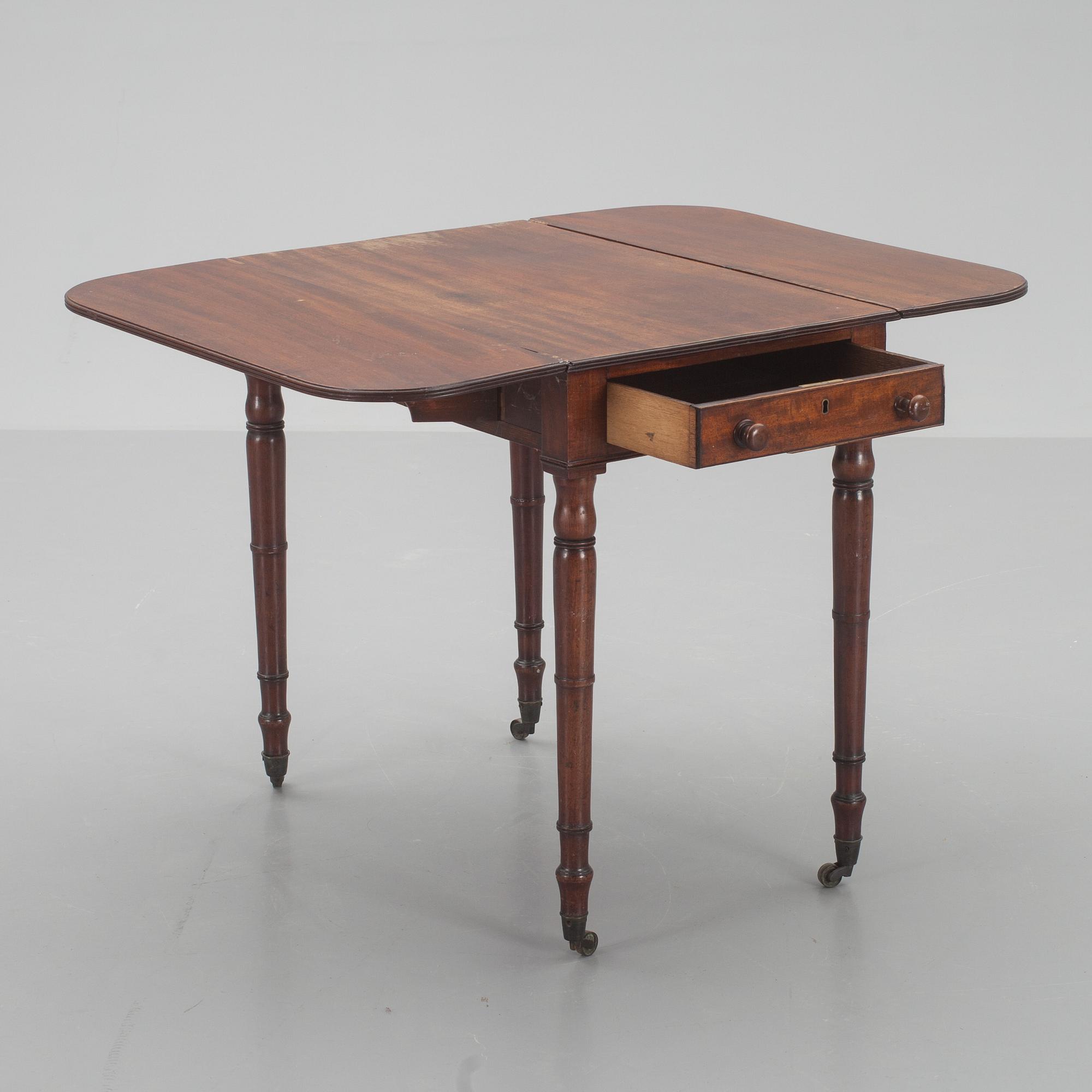 KLAFFBORD, sk Pembroke Table, England, 1800-talets första hälft.
