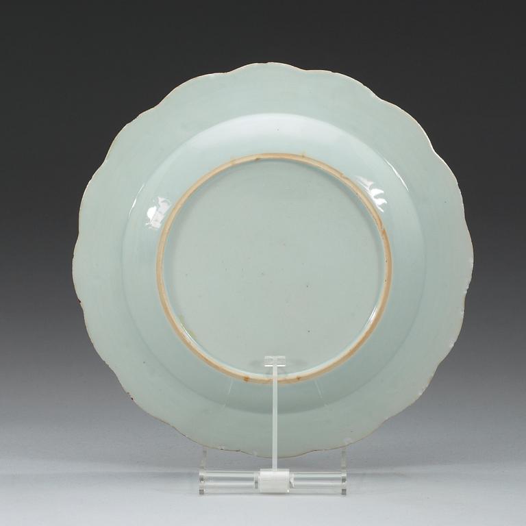 TALLRIK, vapenporslin. Qing dynastin, Qianlong (1736-95).