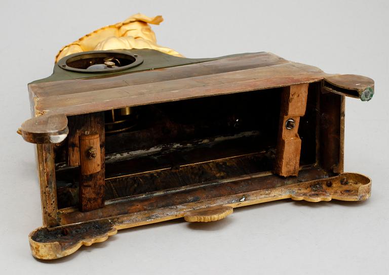 BORDSPENDYL, Petel & Cie, Paris, Frankrike, 1800-talets första hälft.