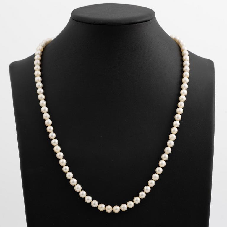 Pärlcollier med odlade pärlor, lås 18K vitguld med rosenslipade diamanter och carréslipade safirer.