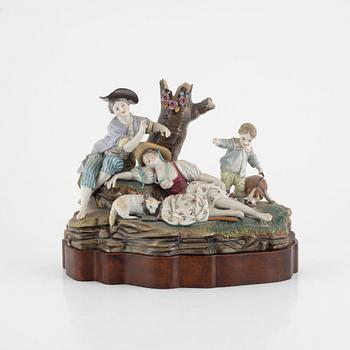 A porcelain figurine group, 19th century.