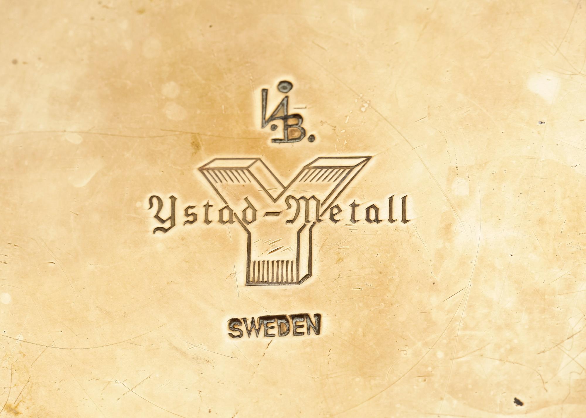 LJUSSTAKAR samt en VAS, mässing, Ystad Metall.