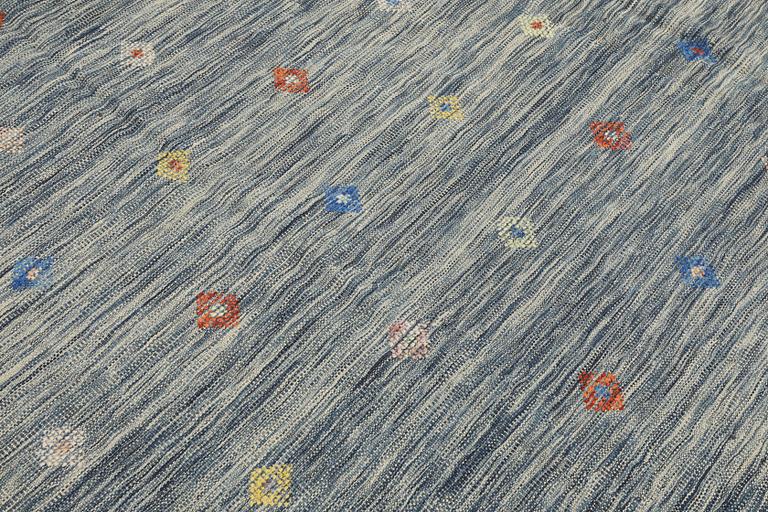 A Kelim carpet, 295 x 193 cm.