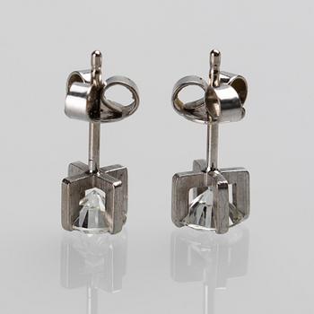 ÖRHÄNGEN, ett par, 18 k vitguld med briljantslipade diamanter, totalt ca 0,90 ct. Vikt ca 1,5 g.