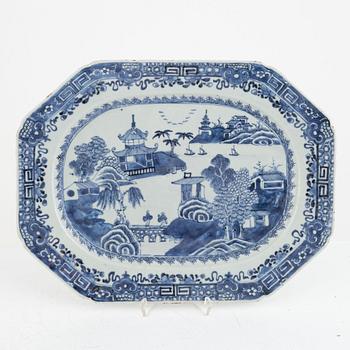 A blue and white export porcelain serving dish, China, Qianlong (1736-95).