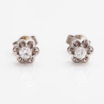 A pair fof 14K white gold earrings with diamonds ca. 0.32 ct in total.
