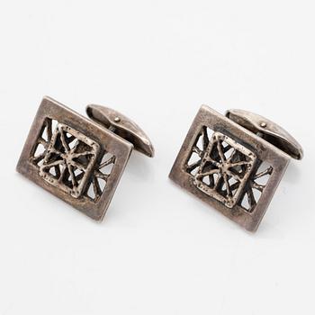 Four silver jewellery pieces: three brooches and a pair of cufflinks. With rose quartz and tiger’s eye. Finnish designers.