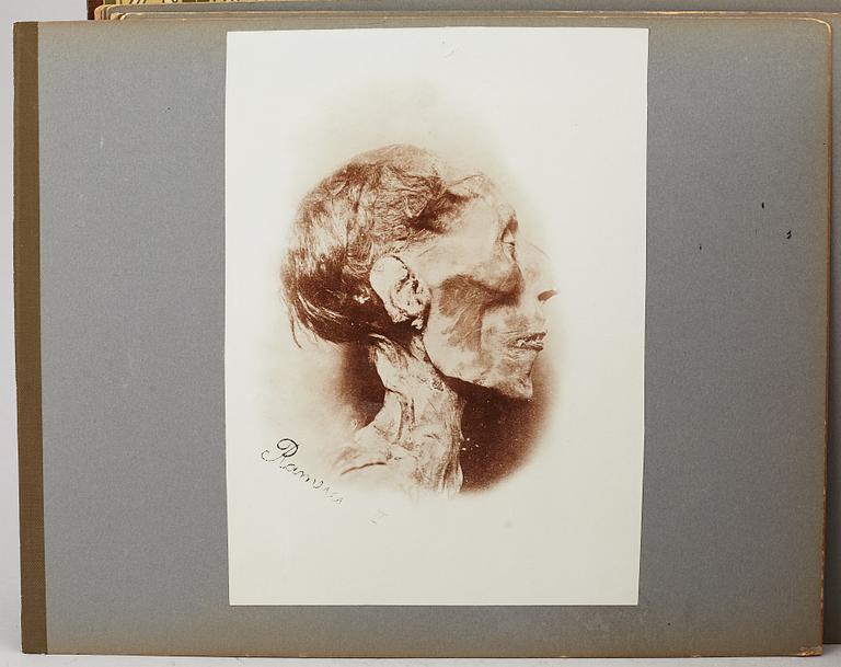 FOTOALBUM,   MEDELHAVSKRYSSNING 1905-06 MED KORVETTEN FREJA.