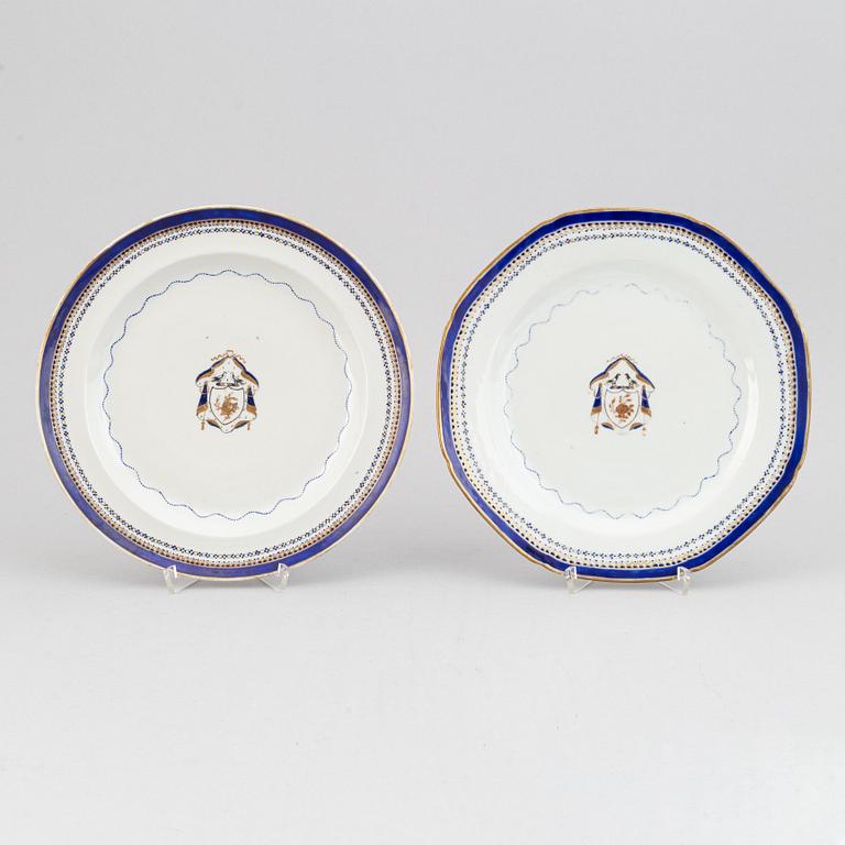 Tallrikar, åtta stycken (6+1+1), kompaniporslin. Qingdynastin, Jiaqing (1796-1820).