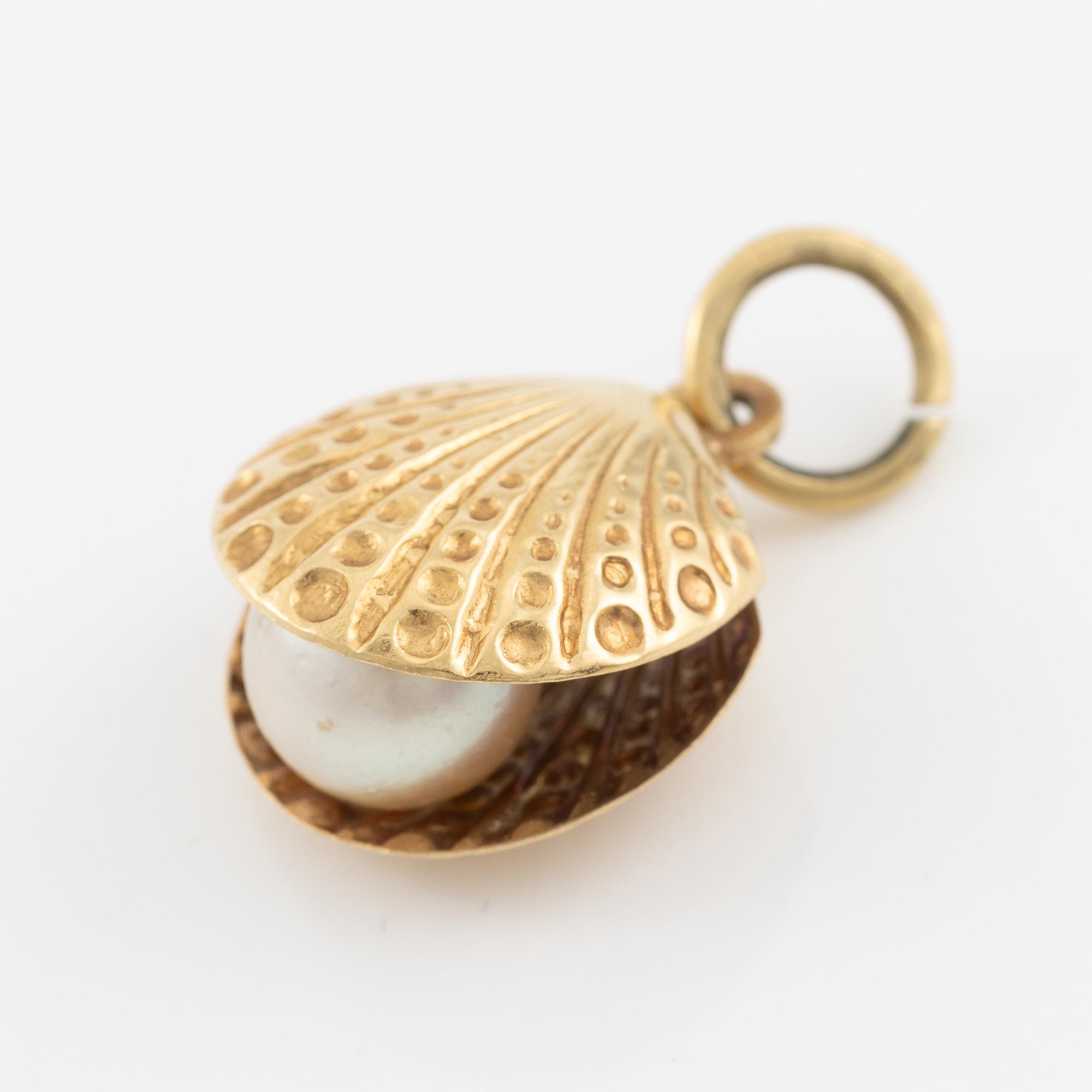 Pendant, in the shape of a shell, 14K gold with a pearl.