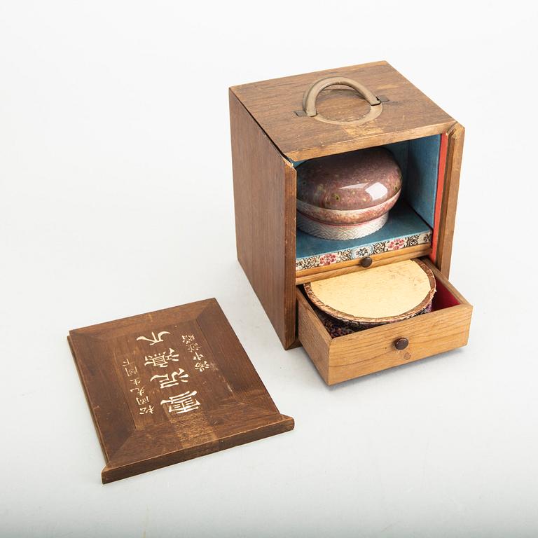 A Chinese porcelain Kangxi style 20th century box with lid.