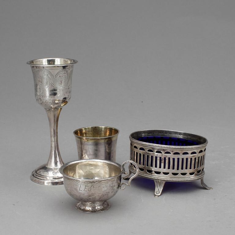PARTI SILVER, silver, bland annat en supkopp av Olof Hagrelius (verksam 1804-1846), Mariefred. 1800-tal. Vikt ca 132 gra.