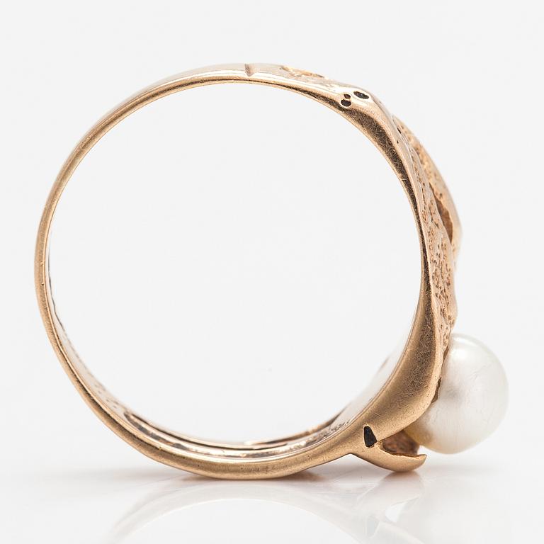 Björn Weckström, Sormus "Lapin kevät", 14K kultaa ja viljelty helmi. Lapponia.