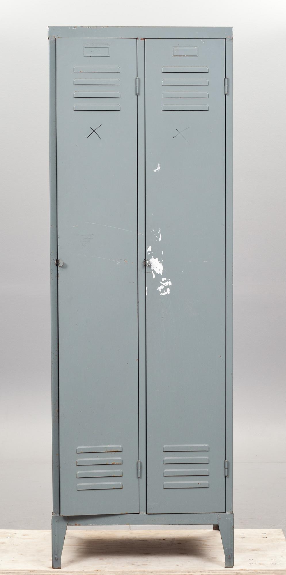 KLÄDSKÅP, plåt. 1900-talets andra hälft.