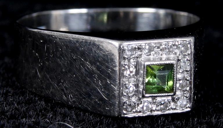 RING, vitguld, briljanter samt grön sten. Tot vikt 4 gram.