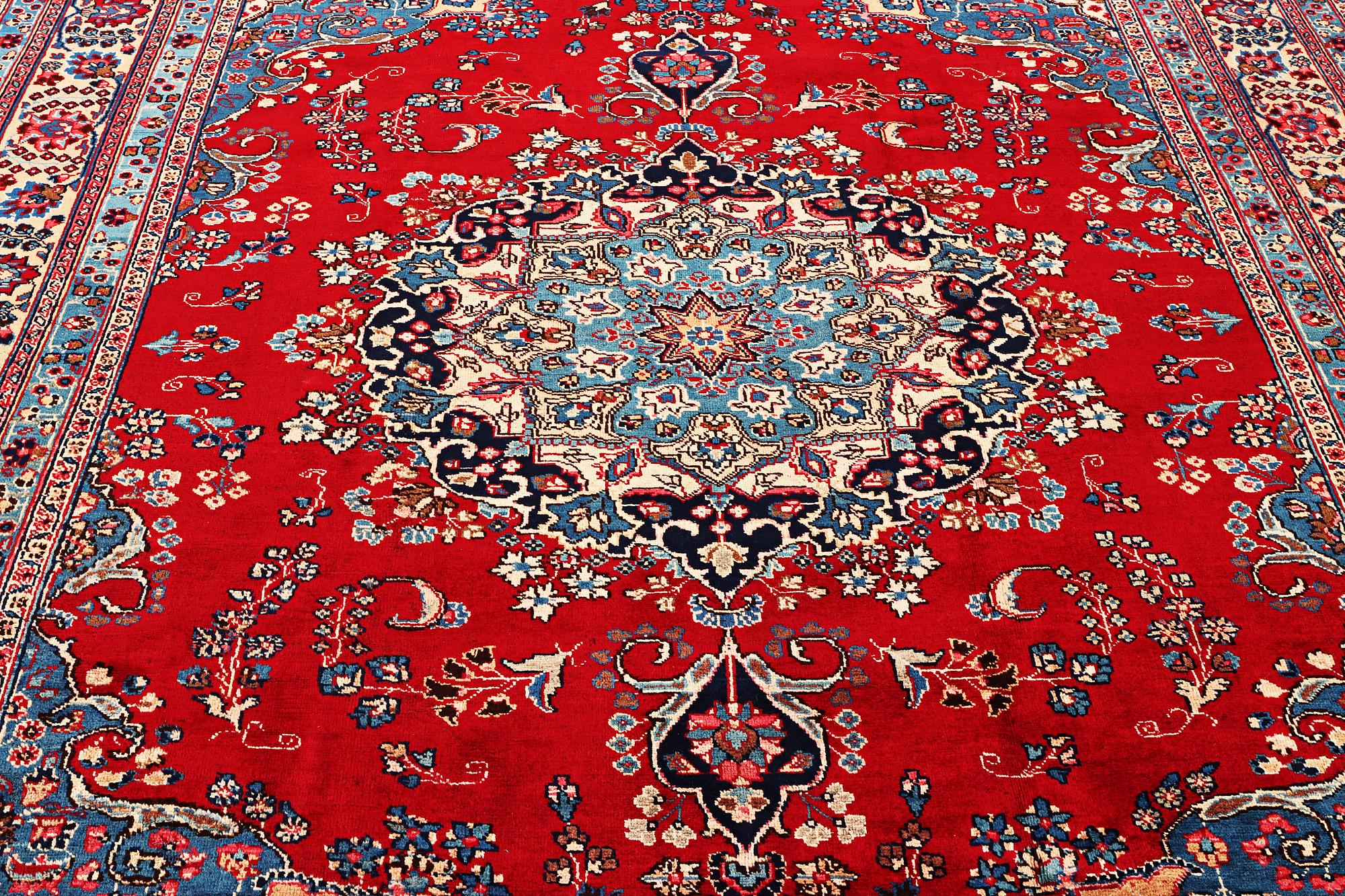 A Kashan carpet, a. 337 x 246 cm.