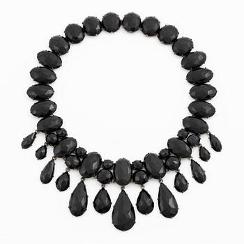 Necklace in silver with large faceted black stones.