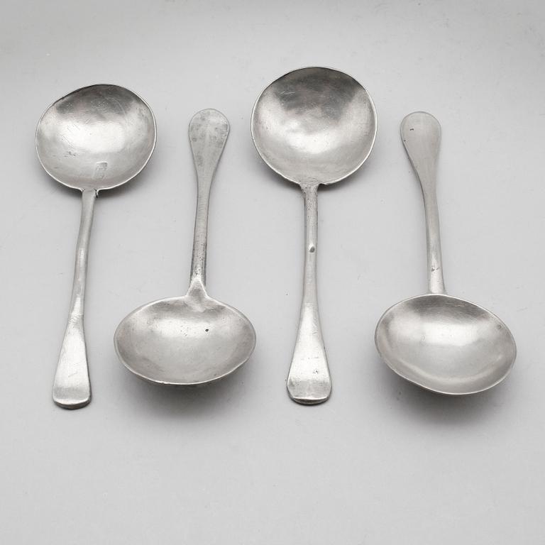 BRÄNNVINSSKEDAR, 4 st snarlika, tenn, 1700-/1800-tal.