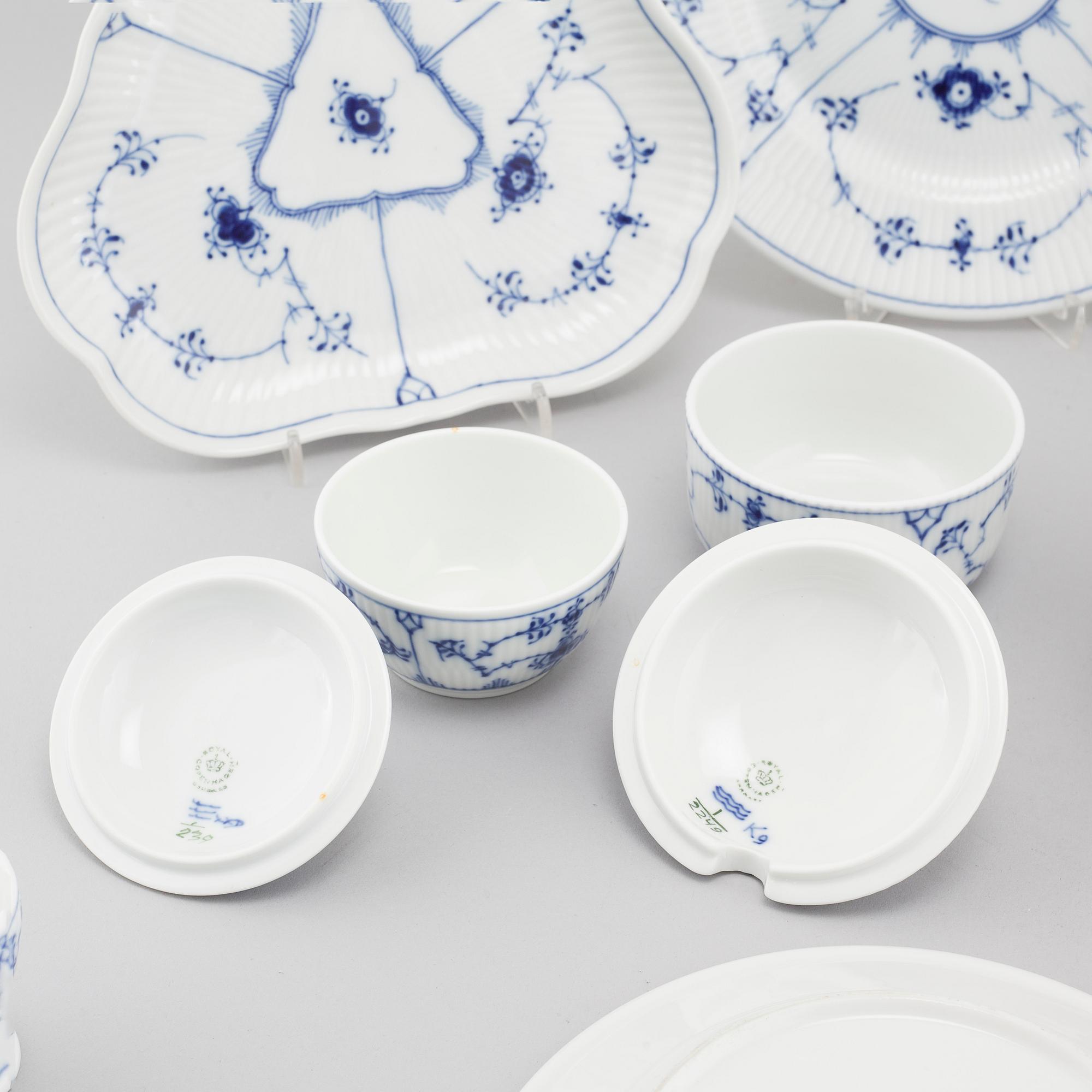 76 pieces of porcelain tableware from Royal Copenhagen in Denmark, model "Musselmalet", second half of the 20th century.