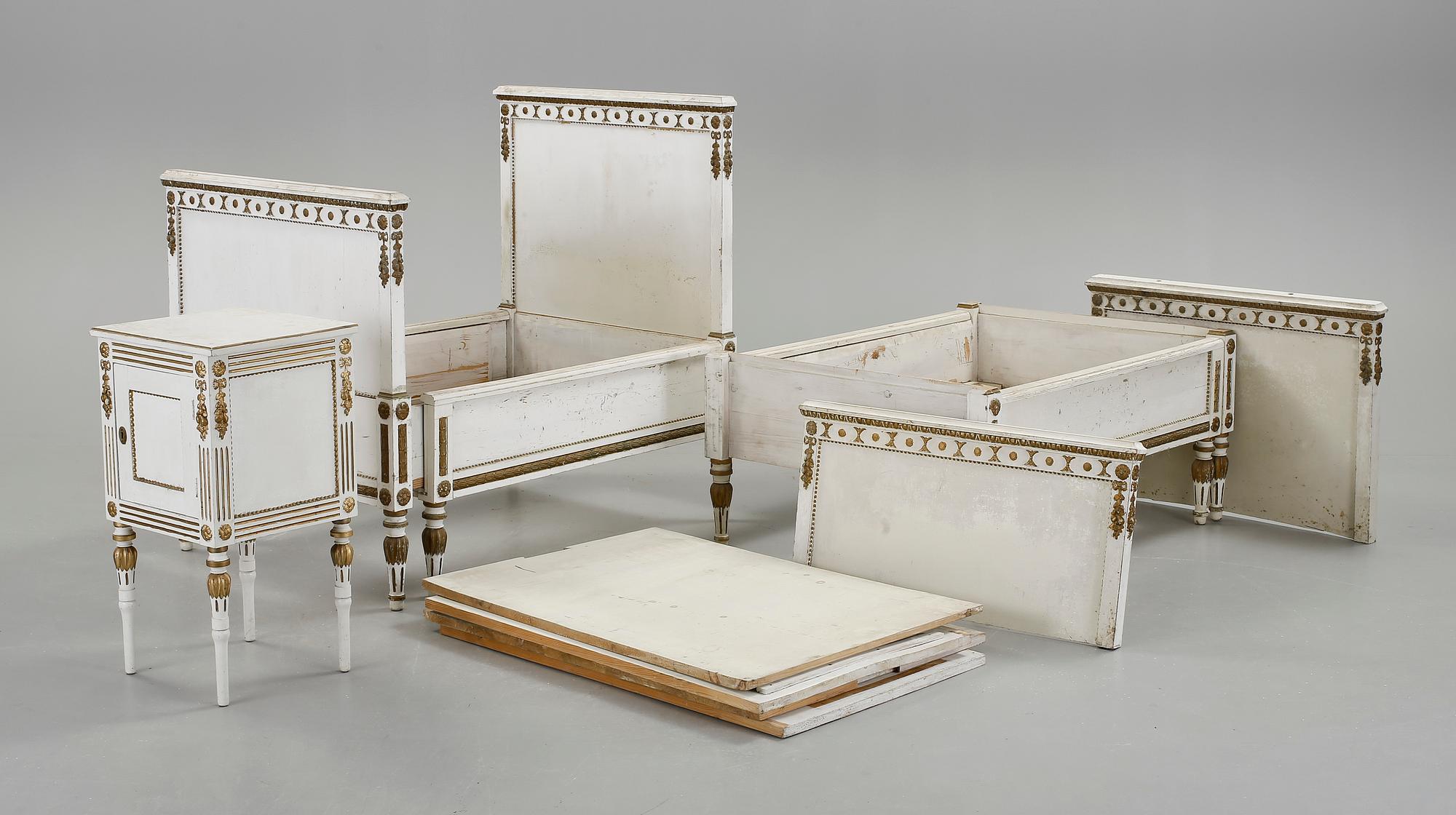 SÄNGAR OCH SÄNGBORD, 3 delar, gustaviansk stil, 1900-tal.