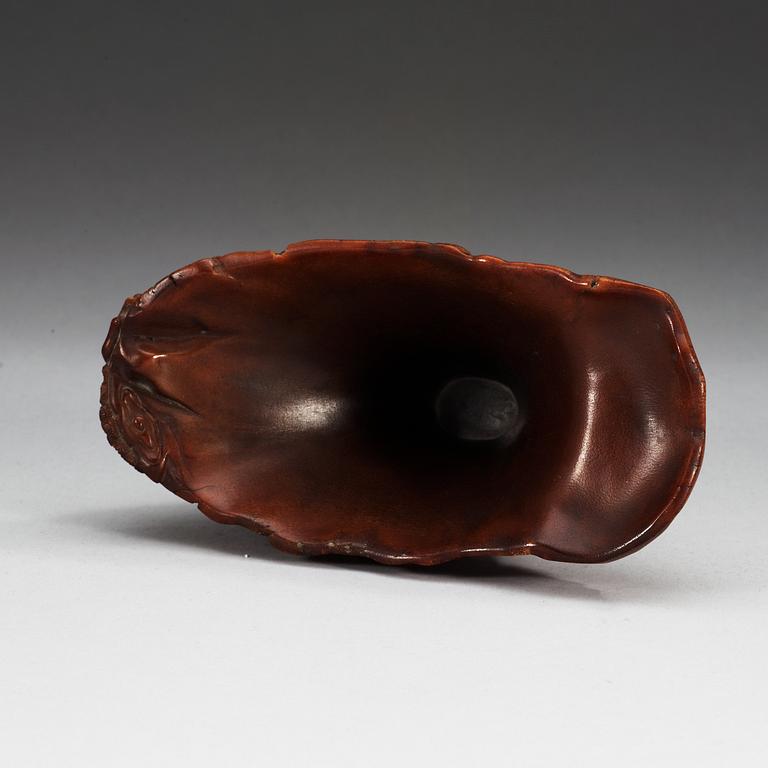 VINOFFERBÄGARE, noshörningshorn. Qing dynastin, Kangxi (1662-1722).
