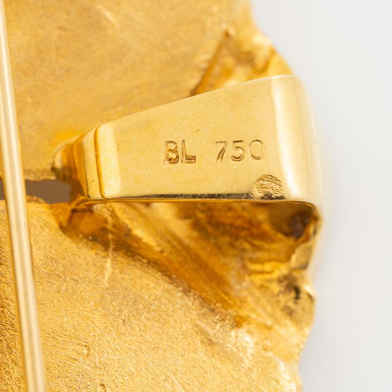Brosch, 18K guld med fantasislipad rökkvarts och runda briljantslipade diamanter.