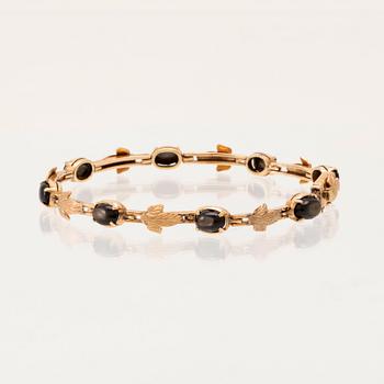 Armband 14K guld med svarta cabochonslipade stjärnsafirer.
