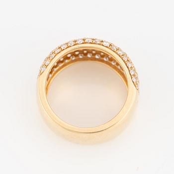 Ring, 18K gold with brilliant-cut diamonds.