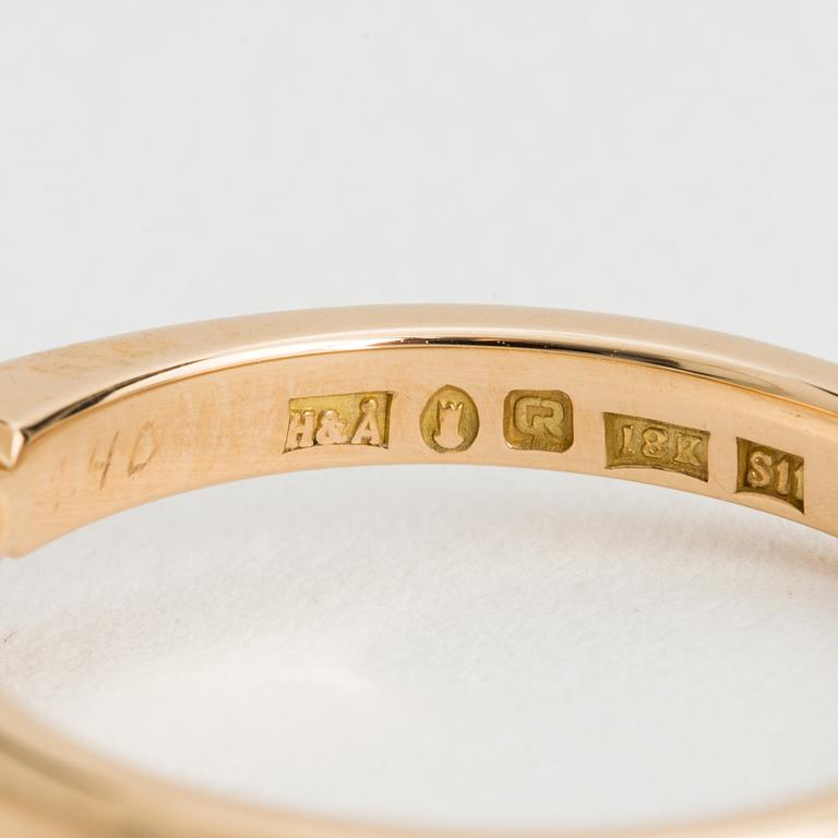 A RING set with a round brilliant-cut diamond.