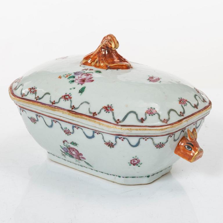 Smörterrin, terrinfat och bålskål, kompaniporslin, Kina, Qingdynastin, 1700-tal.