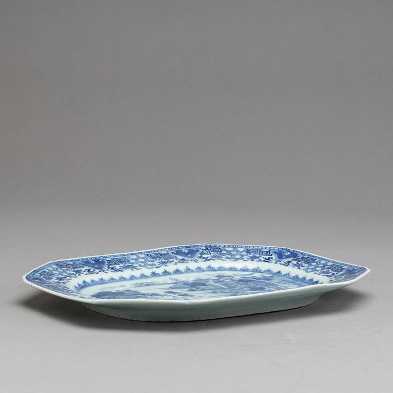 A chinese porcelain 18th century serving dish.