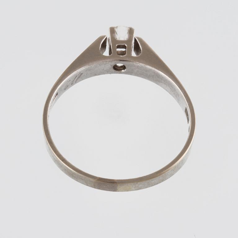 RING, 18K vitguld med briljantsliapad diamant 0.12 ct, Gustav Dahlgren & Co, Malmö, 1969. Vikt 2,7 gram.