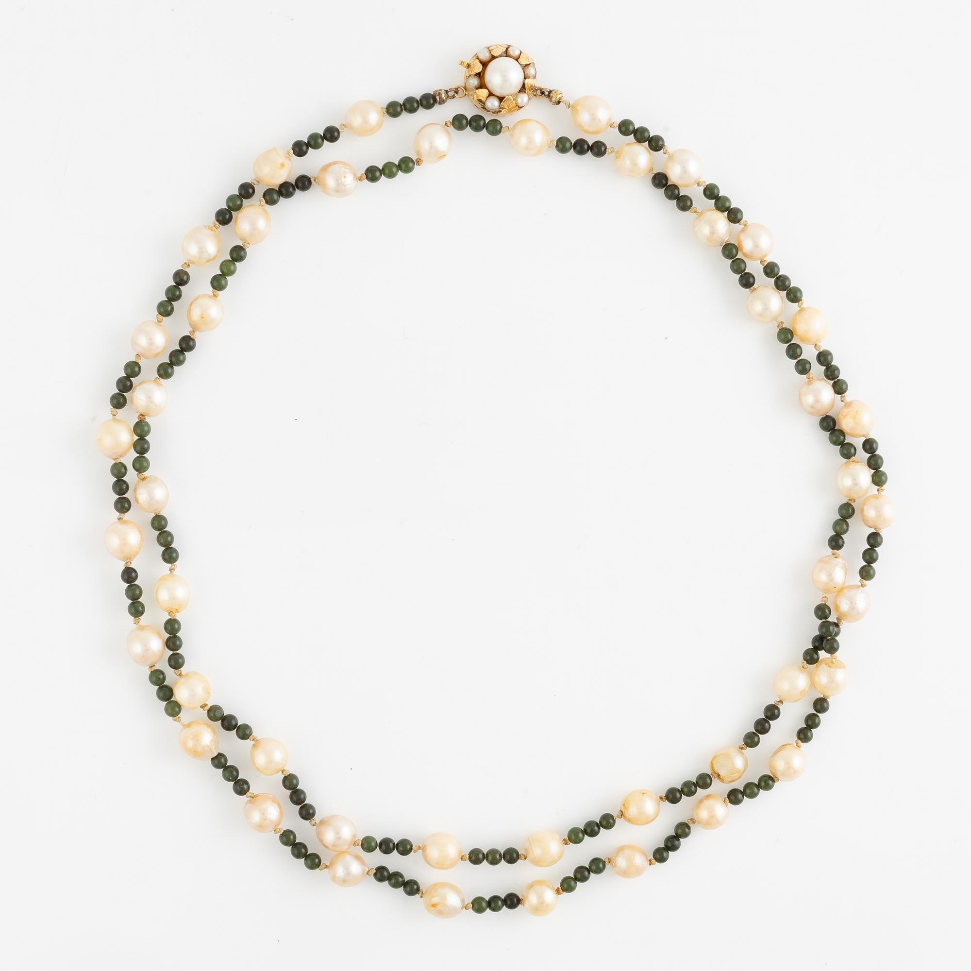 Pearl necklace, cultured pearls and green stone beads, with clasp in 18K gold.
