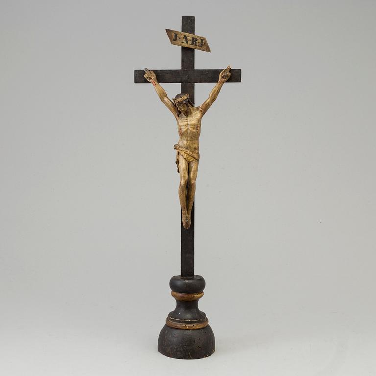 A 17TH/18TH CENTURY WOODEN CRUCIFIX.