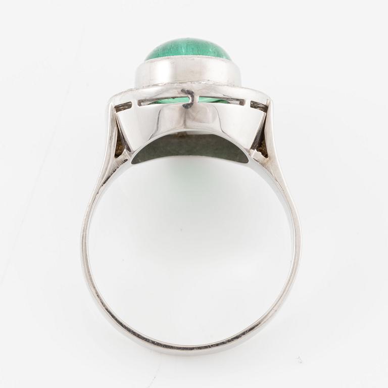 Ring 18K vitguld med en cabochonslipad smaragd och runda briljantslipade diamanter.