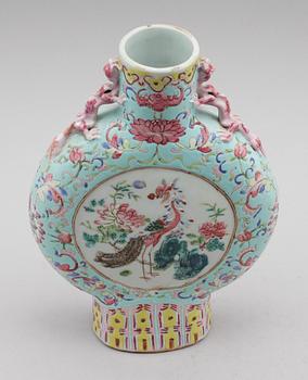 PILGRIMSFLASKA, porslin, Kina, 1800-/1900-tal.