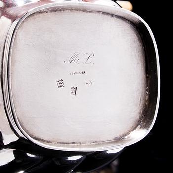 TESERVIS, silver, S:t Petersburg 1825 och 1827, totalvikt 1065 g.