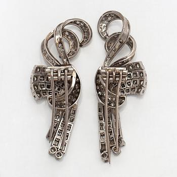 A pair of platina palladium earrings/brooches with dimaonds ca. 3.80 ct in total.