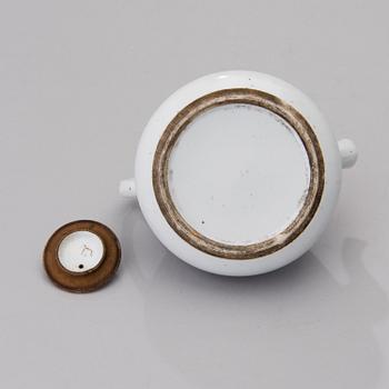 TEEKANNU, posliinia, Kiina 1800-luvun alku.