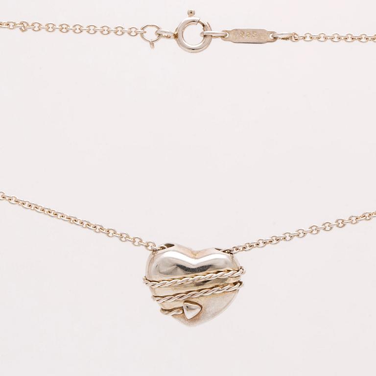 Tiffany 1 ring with a bow and heart pendant with chain, 1 more ring, sterling silver, total weight 20,8 g.