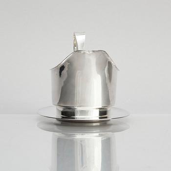Claës E. Giertta, a silver sauce bowl with a dish, mark of Claës Giertta, Stockholm 1963.